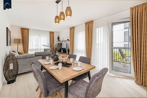 Dining - Modern apartment with balcony - close to the beach and family-friendly (Ostseebad Kölpinsee)