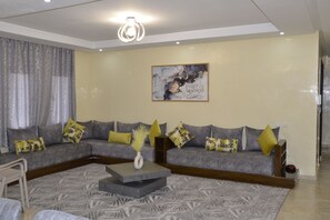 Smart TV - Elegant apartment for rent in El Mansouria. (El Mansouria)
