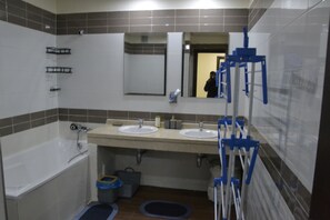 坐浴桶、毛巾、肥皂、卫生纸