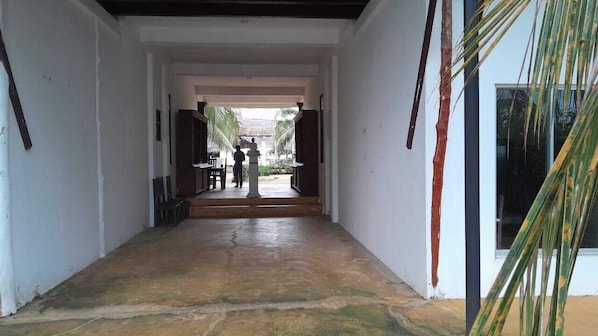Vista frontal de la propiedad