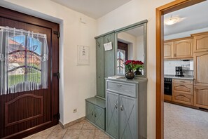 Fridge, microwave, oven, stovetop - Apartment 'Gemütliche Bei Dresden' with Shared Garden and Wi-Fi (Freital)