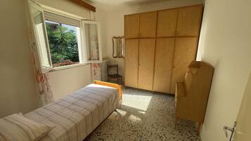 Verdunkelungsvorhänge, Bügeleisen/Bügelbrett