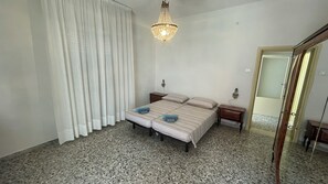 Blackout drapes, iron/ironing board - Cleo Calla (Ancona)