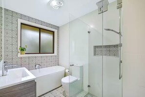 Shower, hair dryer, towels, soap - Belvidere Cottage - Two-Storey Home, 3 Bedroom, Fireplace, Deep Bath, Deck (Blackheath)