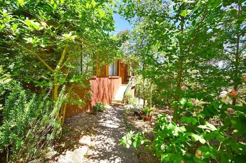 Belvidere Cottage - Two-Storey Home, 3 Bedroom, Fireplace, Deep Bath, Deck