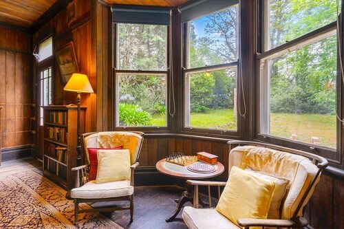 Rostherne House | Old-Worldly Estate, 8 Bedroom, 2 Bathroom, Fireplaces, Bath, Ping-Pong, Pets, Accessible