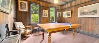 Rostherne House - Old-Worldly Estate, 5 Bedrooms, 2 Bathrooms, Fireplaces, Bath, Ping-Pong, Pet-Friendly