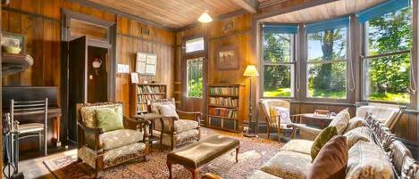 TV, fireplace, ping pong, books