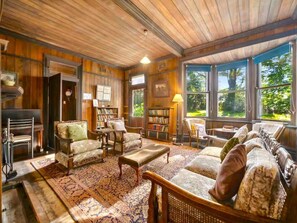 Televisión, chimenea, tenis de mesa y libros