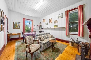 TV, fireplace, ping pong, books