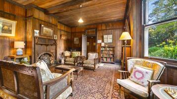 TV, fireplace, ping pong, books