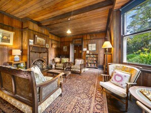 Tv, pejs, bordtennisbord, bøger