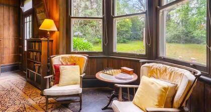 Rostherne House - Old-Worldly Estate, 5 Bedrooms, 2 Bathrooms, Fireplaces, Bath, Ping-Pong, Pet-Friendly