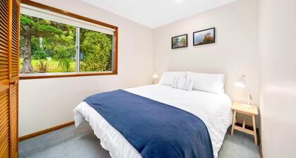 Godfrey's Cottage - Comfortable Home, 3 Bedroom, Deck, Reverse Cycle A/C, BBQ