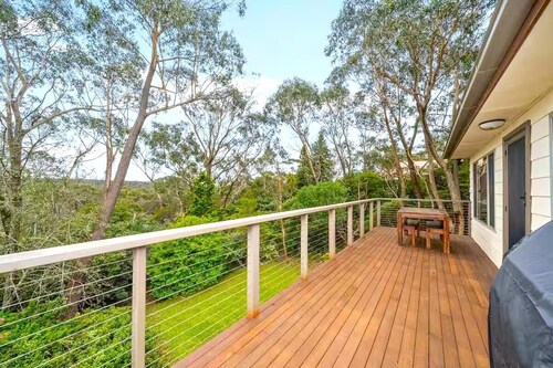 Godfrey's Cottage - Comfortable Home, 3 Bedroom, Deck, Reverse Cycle A/C, BBQ