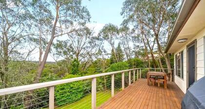 Godfrey's Cottage - Comfortable Home, 3 Bedroom, Deck, Reverse Cycle A/C, BBQ