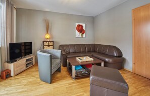 Comfort Apartment, 2 Bedrooms, Mountain View | Living area | 50-inch flat-screen TV with cable channels - Apartment Iglsberg Top 10 (Saalbach)