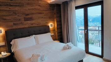 Camera Junior | Una cassaforte in camera, una scrivania, insonorizzazione