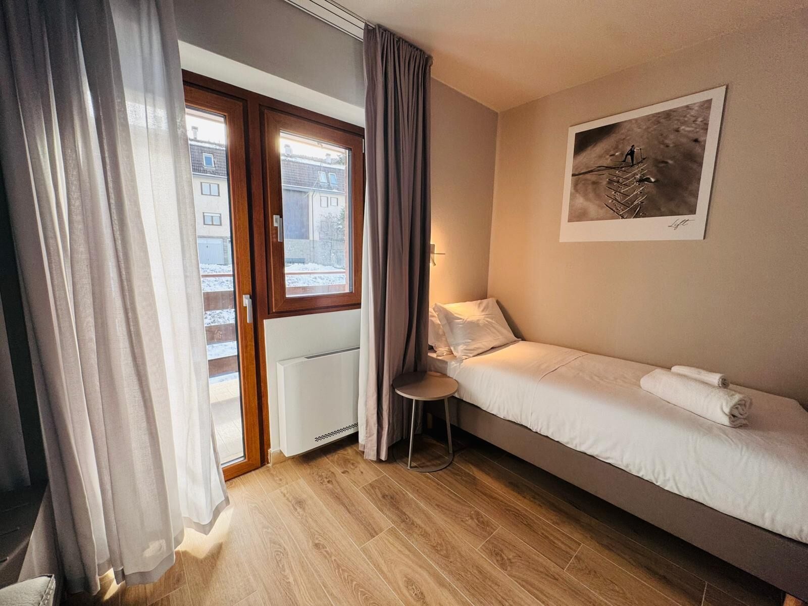 Familiekamer | Een kluis op de kamer, een bureau, geluiddichte muren, gratis wifi