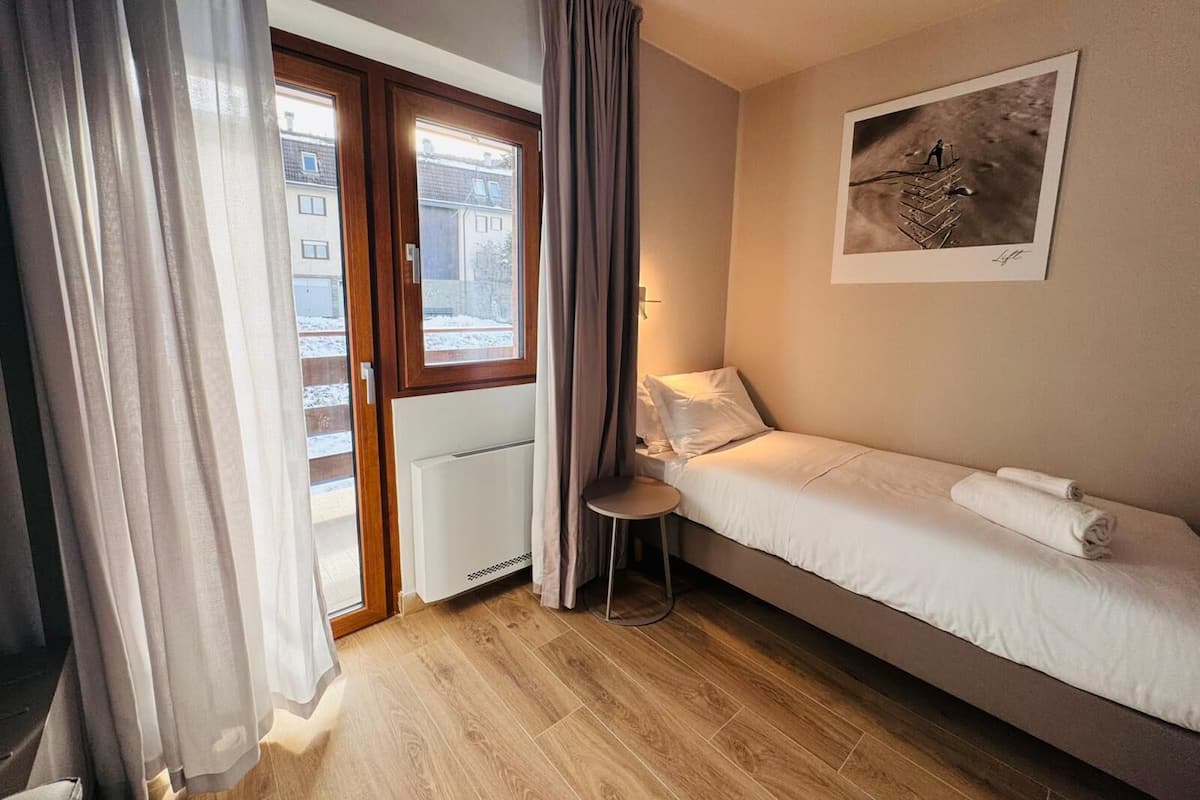 Caja de seguridad en la habitación y escritorio