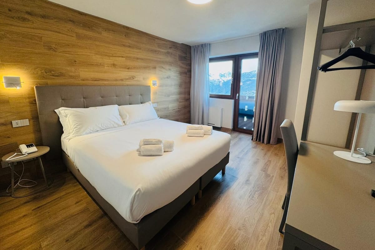 Caja de seguridad en la habitación y escritorio