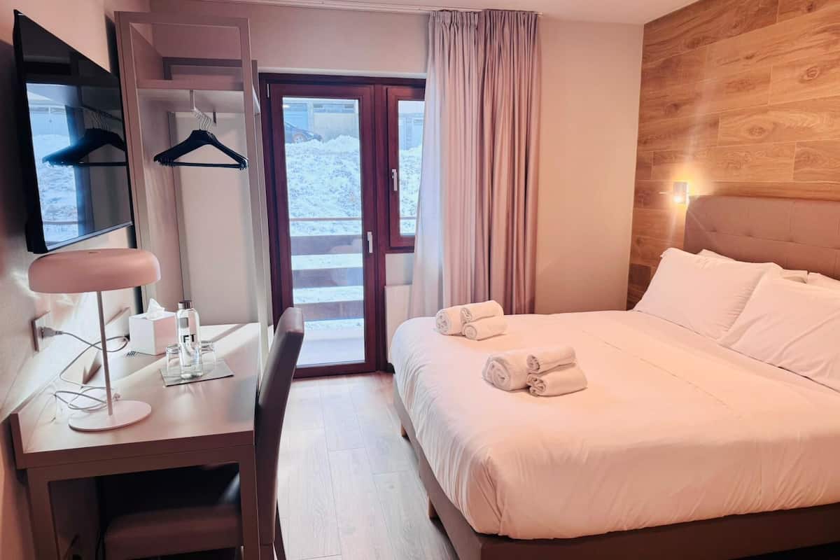 Caja de seguridad en la habitación y escritorio