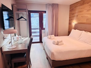 Caja de seguridad en la habitación y escritorio