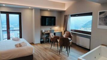 Junior Room | In-room safe, desk, soundproofing, free WiFi