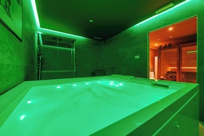 Sauna, Massageanwendungen