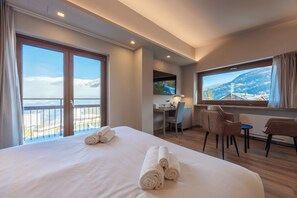 Junior kamer | Een kluis op de kamer, een bureau, geluiddichte muren, gratis wifi