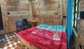 Klassieke tweepersoonskamer, uitzicht op bergen | Gratis wifi