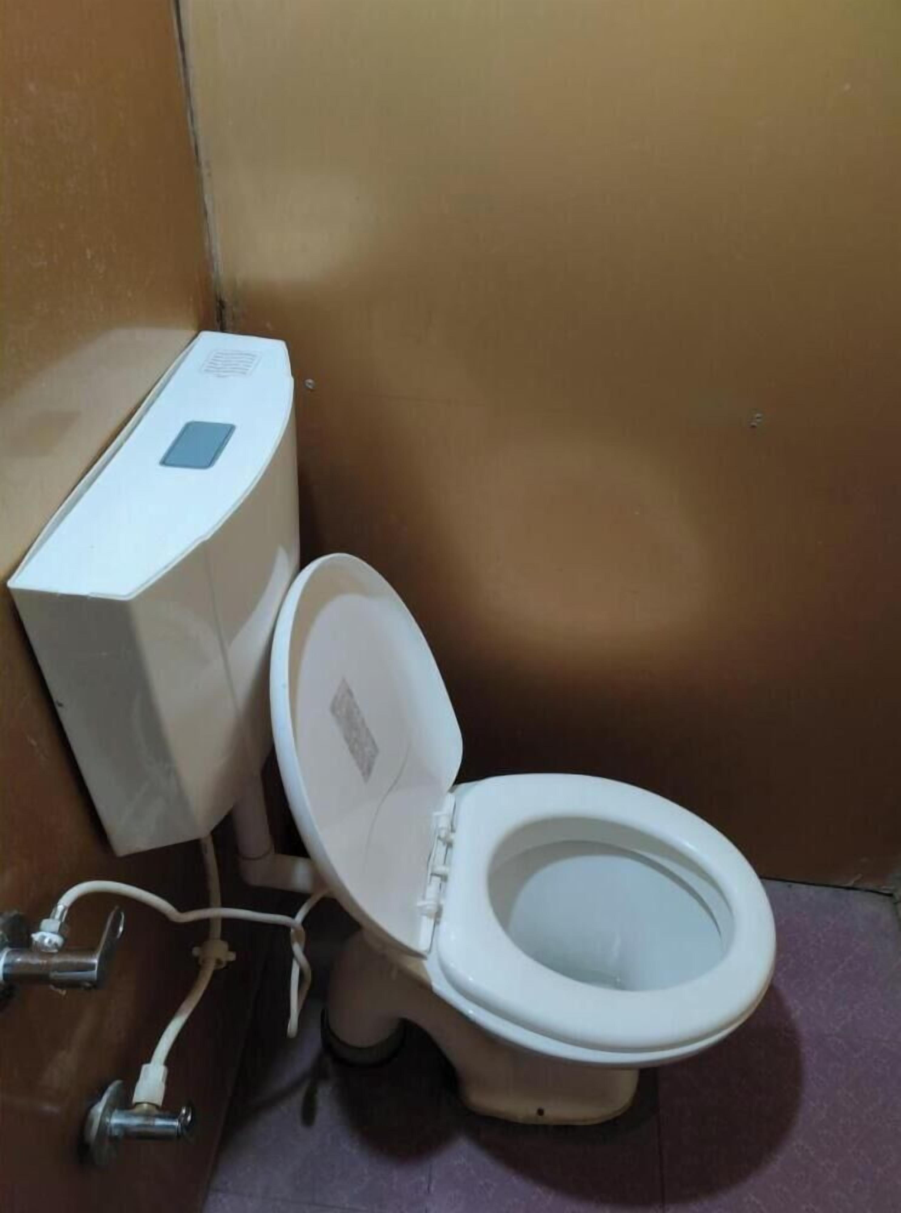 Sanitário com painel de controle e função bidê.