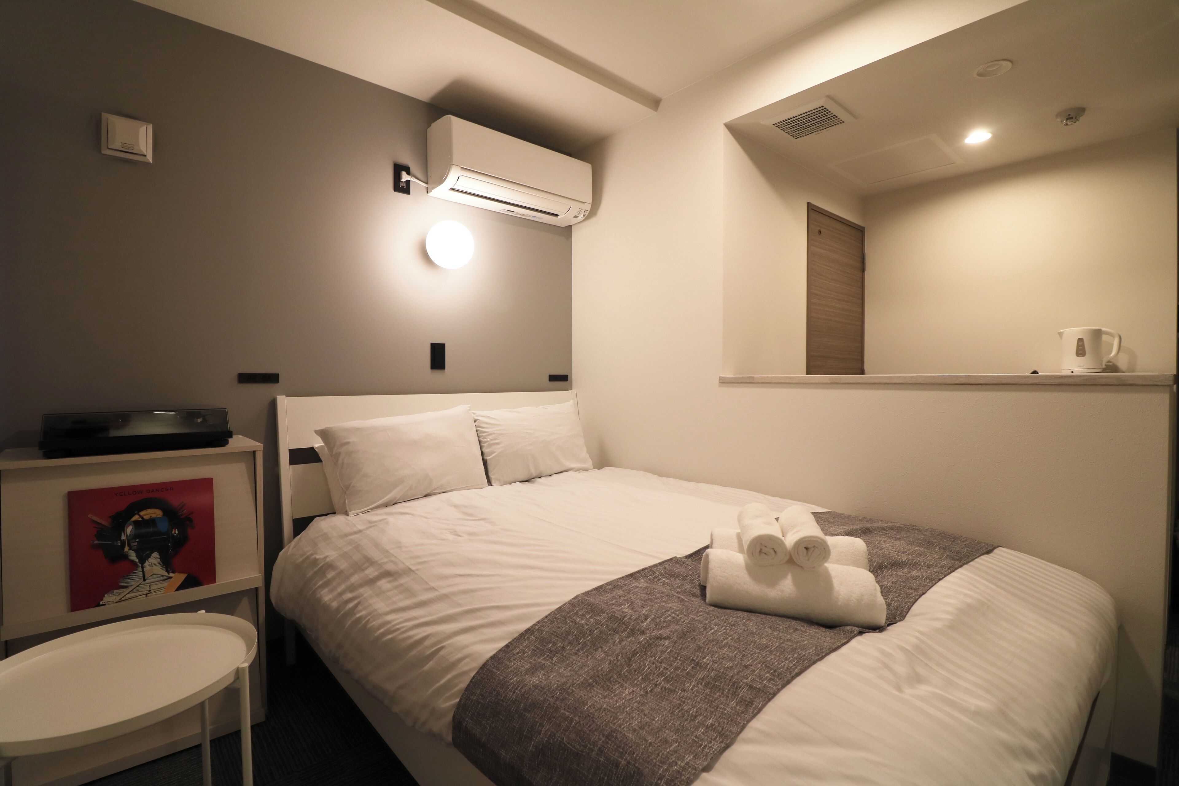 Laptop workspace, iron/ironing board, free WiFi