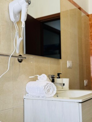 Hårføner, håndklær, såpe og toalettpapir