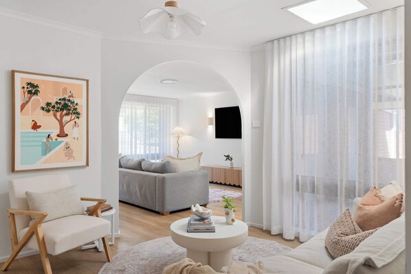 TV - Solace Jervis Bay - 3BR relaxed beach side living (Vincentia)