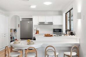 KĂŒhlschrank, Mikrowelle, Ofen, Herdplatte