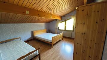 5 chambres, fer et planche Ă repasser