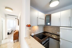 Fridge, coffee/tea maker, electric kettle, cookware/dishes/utensils - Villa Levante Deluxe Apartment 1 (Sumartin)