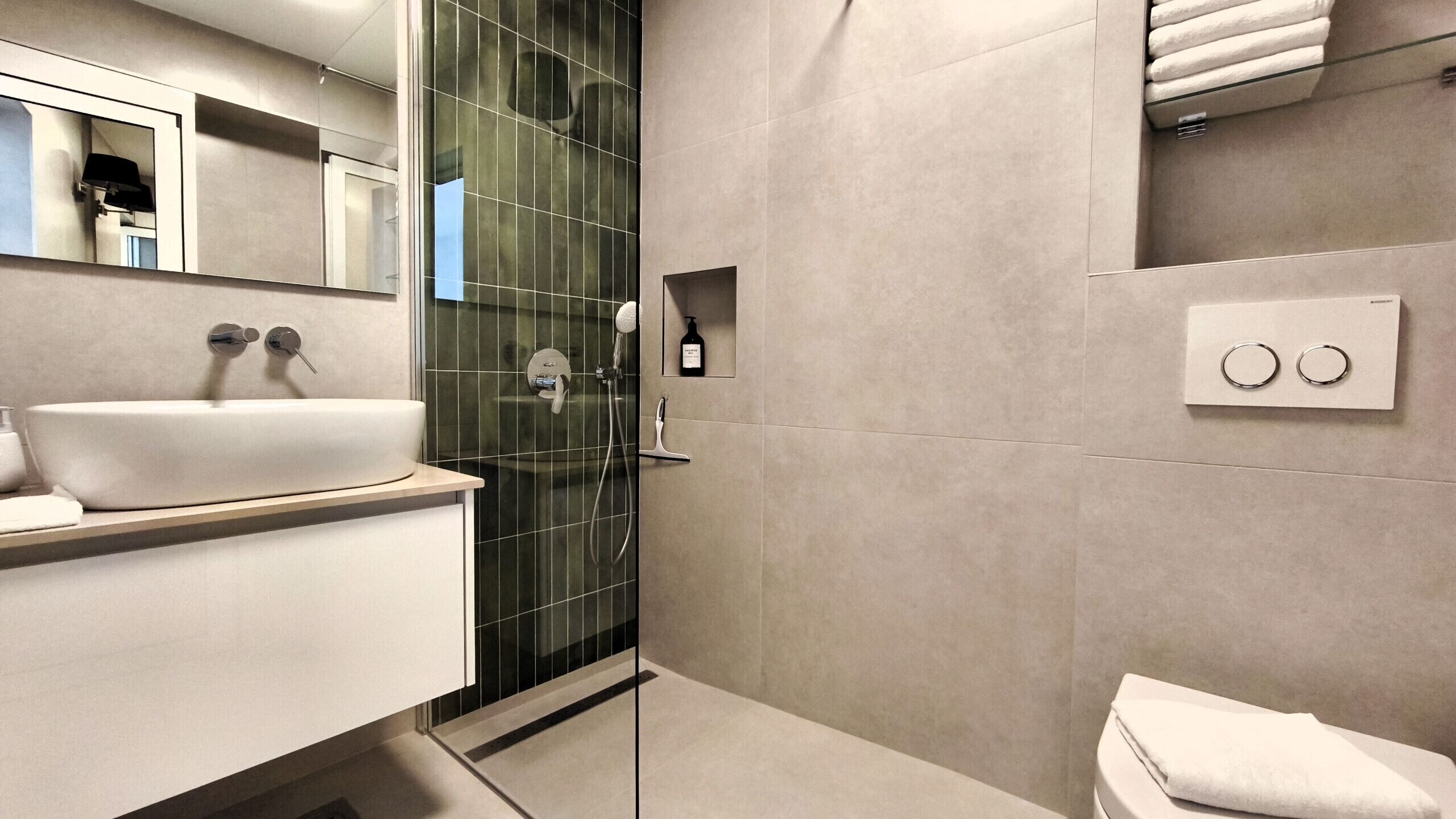Dusche, Haartrockner, Handtücher, Toilettenpapier
