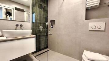 Dusche, Haartrockner, Handtücher, Toilettenpapier