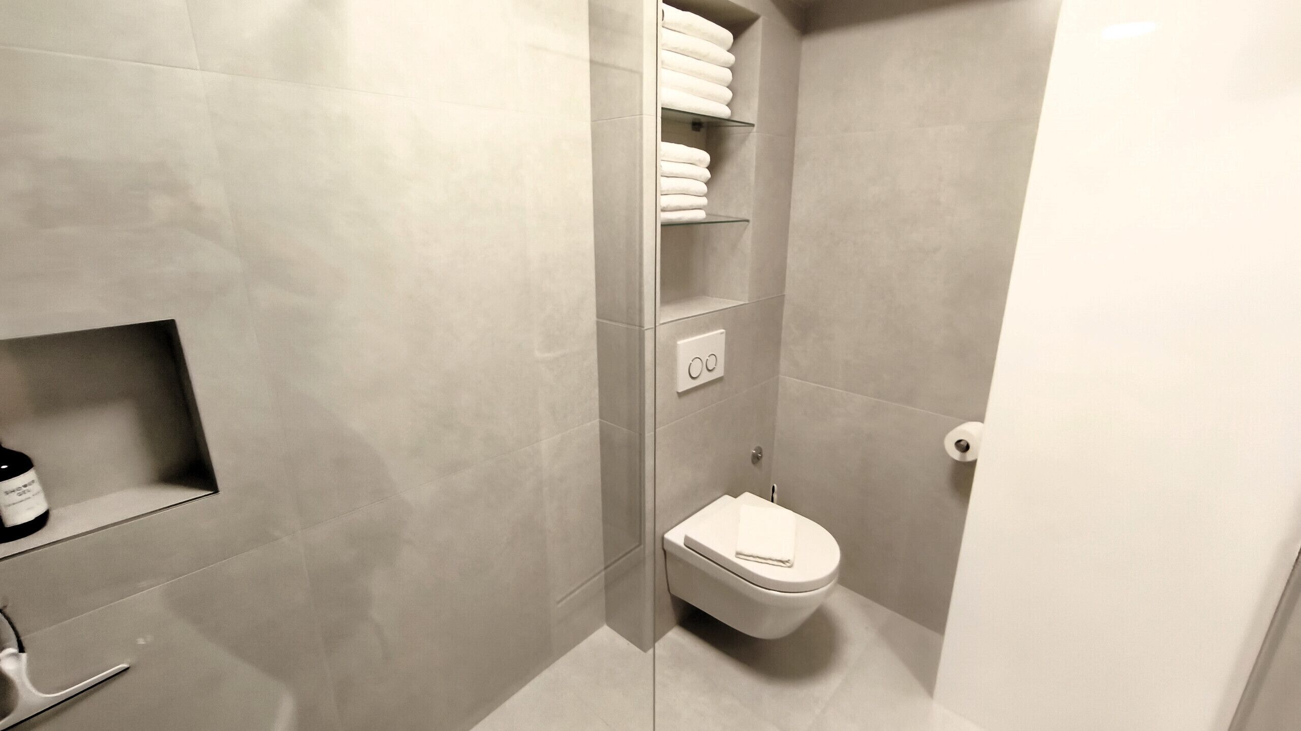 Douche, sèche-cheveux, serviettes fournies, papier toilette