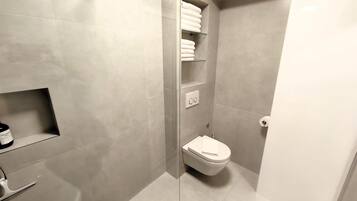 Douche, sĂšche-cheveux, serviettes fournies, papier toilette