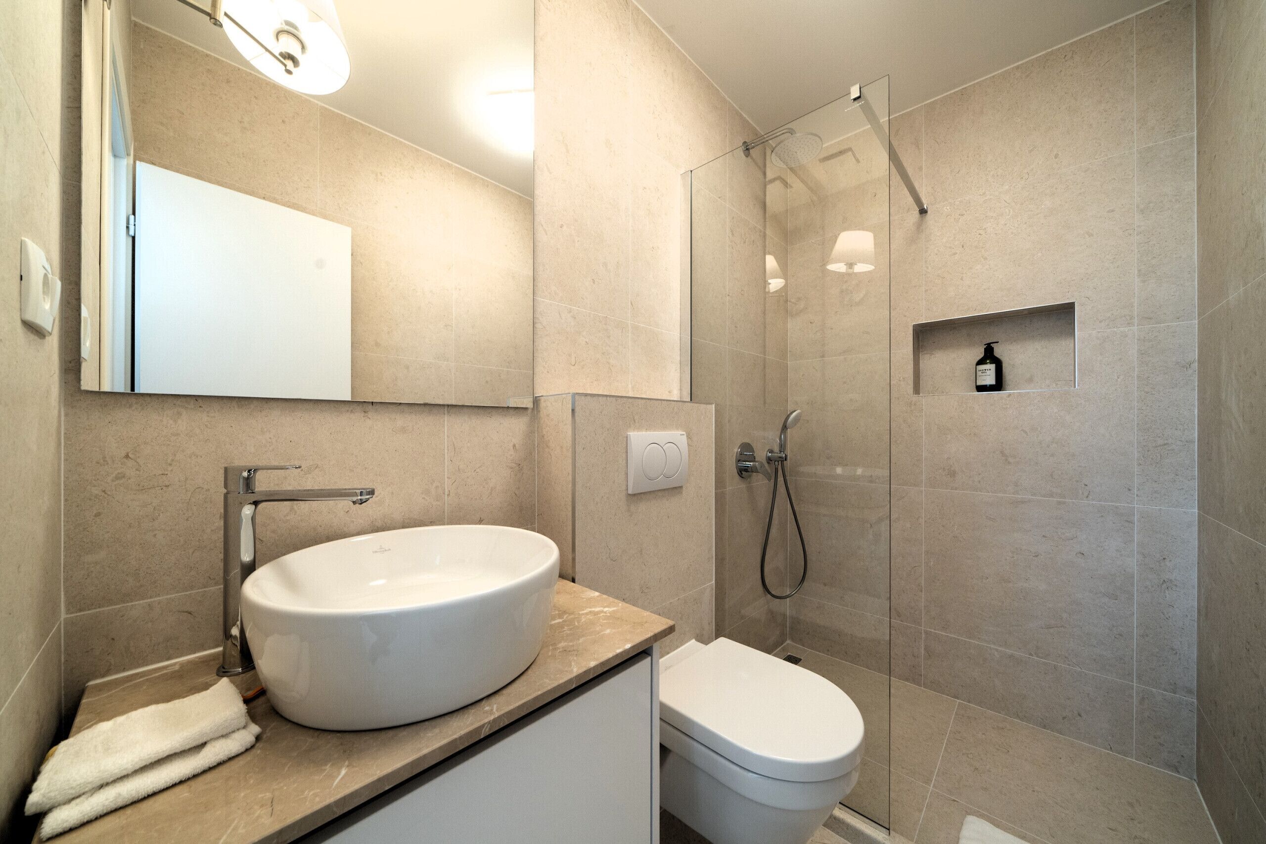 Een douche, een haardroger, handdoeken, toiletpapier