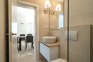 Dusche, Haartrockner, Handtücher, Toilettenpapier