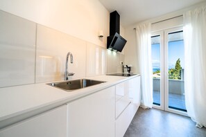 Kühlschrank, Geschirrspüler, Wasserkocher mit Kaffee-/Teezubehör