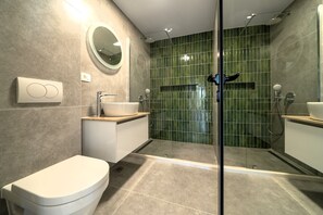 Dusche, Haartrockner, Handtücher, Toilettenpapier