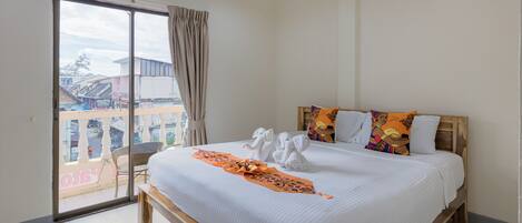 Dobbeltrom – superior, balkong, byutsikt | Skrivebord, wi-fi (inkludert) og sengetøy