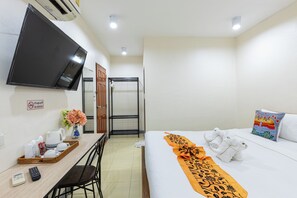 Standard-Doppelzimmer | Badezimmer | Dusche, Haartrockner, Handtücher, Seife