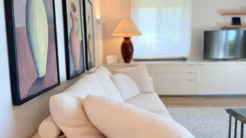 Fernseher, DVD-Player, Tischtennisplatte, Stereoanlage