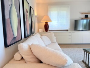 Télévision, lecteur de DVD, table de tennis de table, chaîne hi-fi